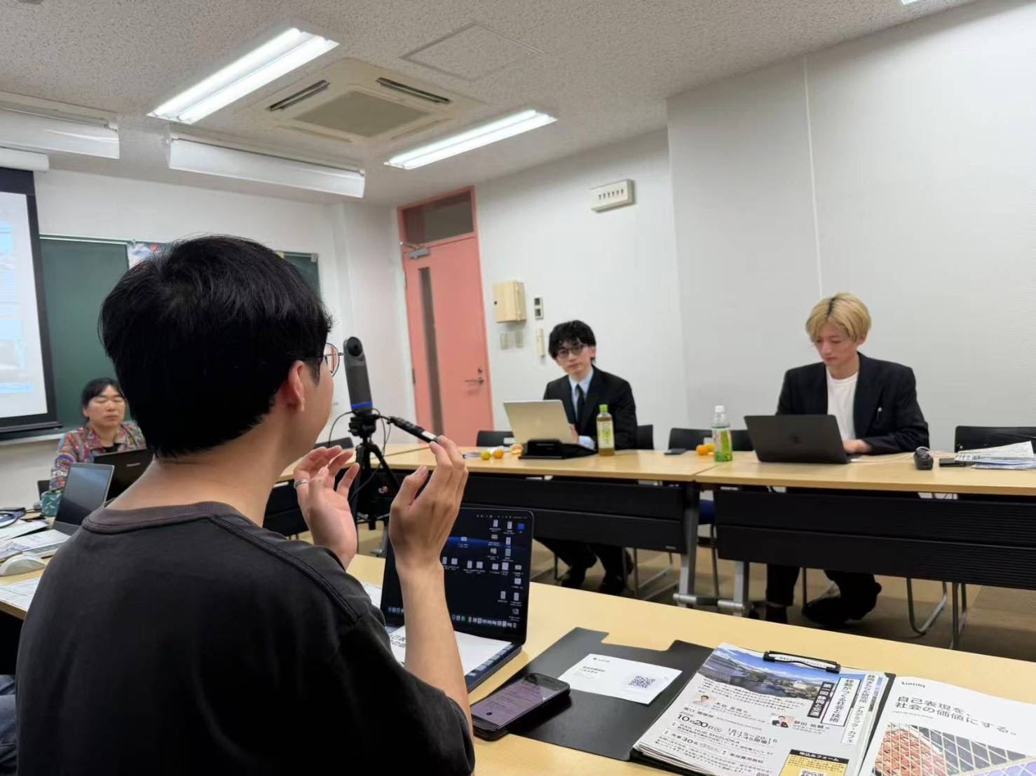 意見を伝える学生