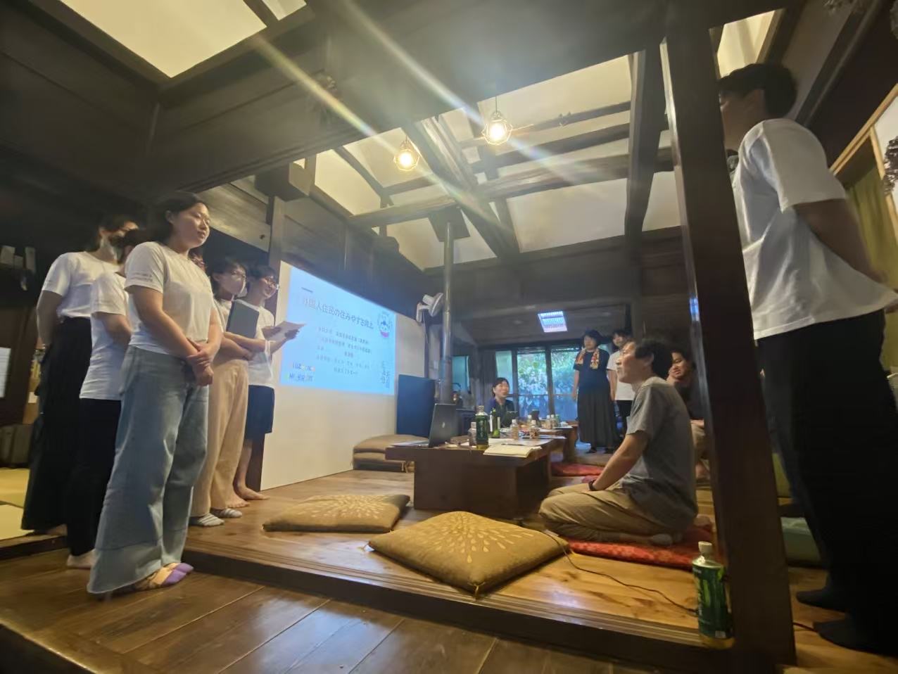 町の方々に成果を報告する漢使研の学生